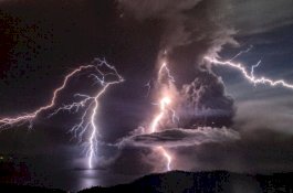 Gunung Berapi Taal Mulai Memuntahkan Lahar, Disertai Kilat dan Petir