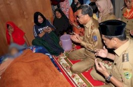 Melayat ke Rumah Duka Korban Banjir Barru, Gubernur Sulsel Sampaikan Duka Mendalam