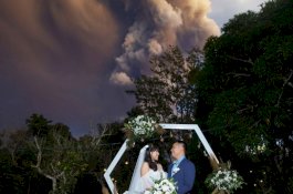 Pengantin di Filipina Berfoto Tepat Saat Gunung Berapi Meletus