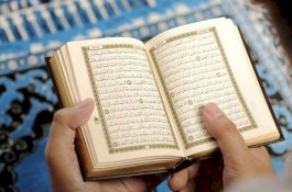 Membaca Al-Qur’an atau Berdoa, Mana yang Lebih Utama?
