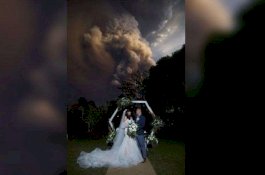 Keren, Pasangan Ini Menikah dengan Latar Belakang Erupsi Gunung Taal di Filipina