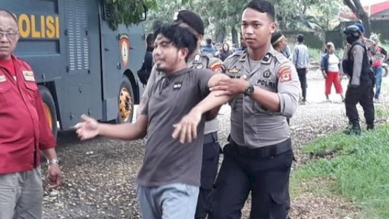 Aparat kepolisian dari Polrestabes Makassar mengamankan massa saat bentrok di Stadion Mattoanging, Rabu (15/1/2020).