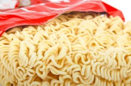 Berhenti Rebus Mie Instan Bareng Bungkusnya, Ada Zat Ftalat yang Beracun