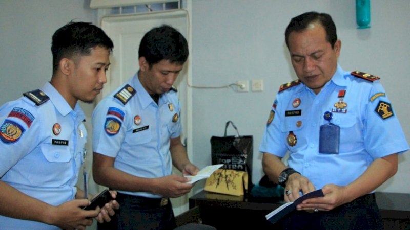 Cek Gudang, Karutan Kelas 1 Makassar Temukan Buku Pemilikan Senpi Sudah Tidak Berlaku