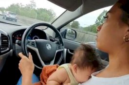 Ibu Menyusui Bayinya Sementara Menyetir Mobil