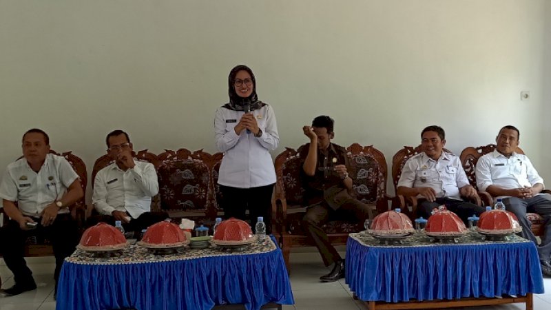 Bupati Luwu Utara, Indah Putri Indriani, memberikan hadiah satu unit mesin perontok/pemipil jagung kepada poktan tersebut saat Bupati meresmikan Kantor Balai Penyuluhan Pertanian (BPP), di Desa Mulyorejo, Kecamatan Sultan, Rabu (15/1/2020).