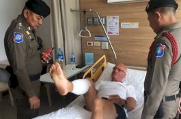 Berenang di Pantai, Ikan Hiu Menyerang dan Menancapkan Giginya di Kaki Turis Ini