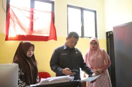 Kunjungi Kantor Camat, Iqbal Suhaeb Peragakan Scan Barcode pada KK