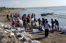 Ratusan Orang Perbaiki Talud Runtuh di Pantai Merpati Bulukumba