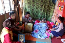 Jenguk Warga yang Sakit, Kapolrestabes Pelabuhan Makassar Berikan Al-Qur'an
