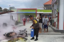 Aksi Heroik Anggota Polsek Tempe Padamkan Sepeda Motor yang Terbakar di SPBU