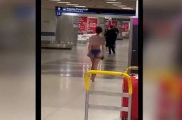 Wanita Cantik Telanjang Bulat Bikin Geger di Bandara, Duduk Bersila di Mobil Polisi