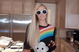 Takut Maskara Rusak, Paris Hilton Pakai Kacamata untuk Kupas Bawang saat Memasak