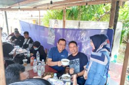 Amirullah Nur Sosialasi Program UMKM Berenergi ke Pedagang Bakso Maros