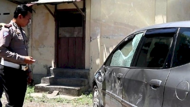 Mobil pelaku mesum di Solo yang sempat dihajar warga.