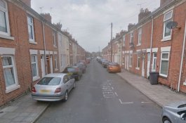 Bocah 10 Tahun Ditikam di Jalan Saat Berjalan Dengan Ibunya