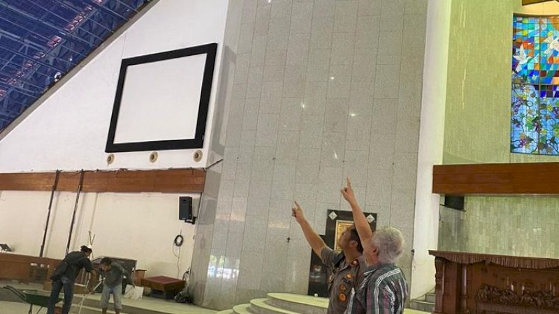 Plafon gereja yang ambruk di Kembangan, Jakarta Barat.