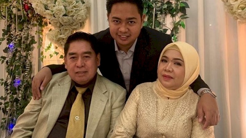 Mudassir Hasri Gani (tengah) memeluk kedua orang tuanya.