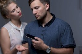 5 Zodiak Ini Suka Cuekin Chat Orang Lain