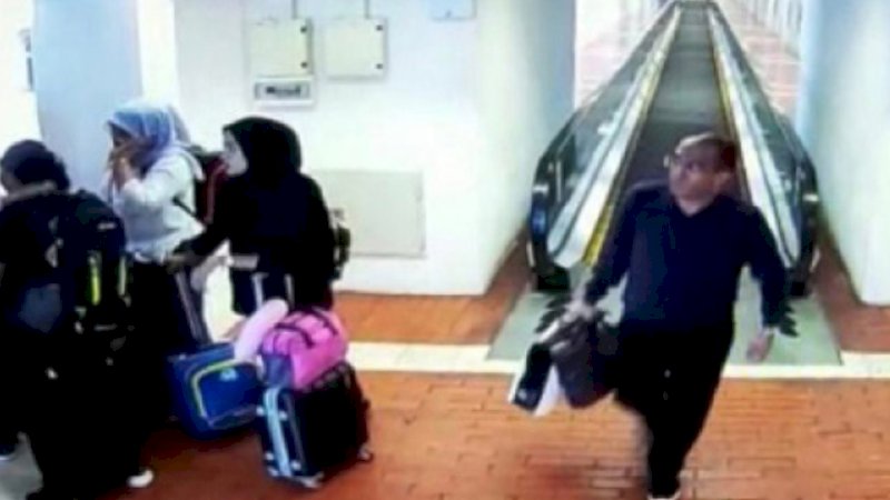 Pria yang diduga Harun Masiku (kanan) saat tiba di Bandara Soekarno-Hatta, Jakarta, Selasa (7/1/2020).