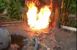 Lubang 100 Meter Ternyata Mengandung Minyak, Mesin Penggali Milik Pekerja Terbakar