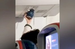 Ewww! Penumpang Terekam Mengeringkan Sepatu di Pentilasi Udara Pesawat