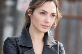 Cinta Lingkungan, Gal Gadot Tak Mau Pakai Jet Pribadi