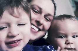 Bikin Haru, 2 Balita Ini Terus Membangunkan Ibunya yang Sudah Meninggal