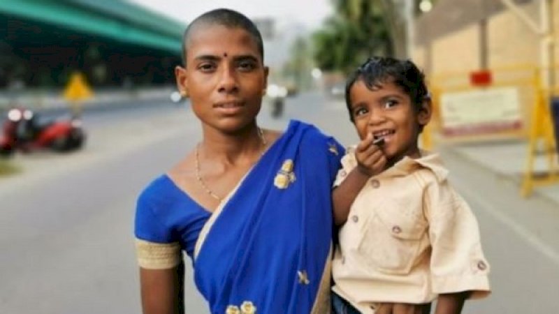 Prema Selvam bersama buah hatinya. (Foto: BBC)