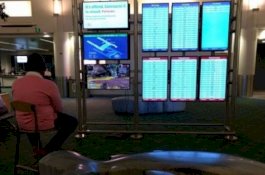 Aslinya Santuy, Pria Ini Bajak TV Bandara untuk Main PS 4