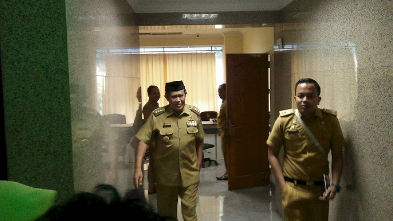 Bupati Bulukumba, AM Sukri A Sappewali (kiri) meninggalkan rapat di gedung tower DPRD Sulsel, Senin (20/1/2020).