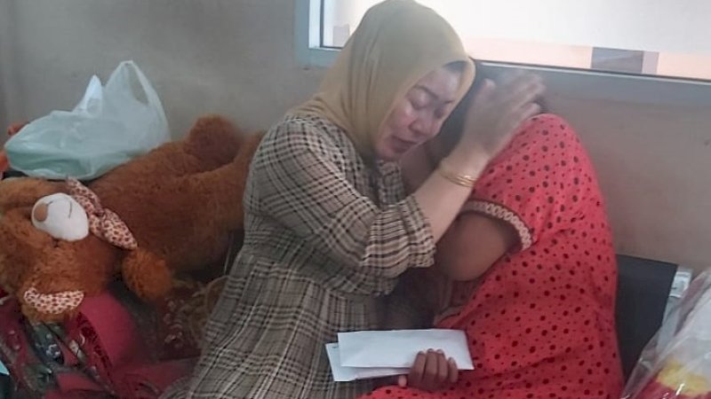 Rismayani, istri Bupati Pangkep, Syamsuddin Hamid memberikan bantuan kepada orang tua bocah penderita tumor di RS Wahidin Sudirohusodo, Senin (20/1/2020).