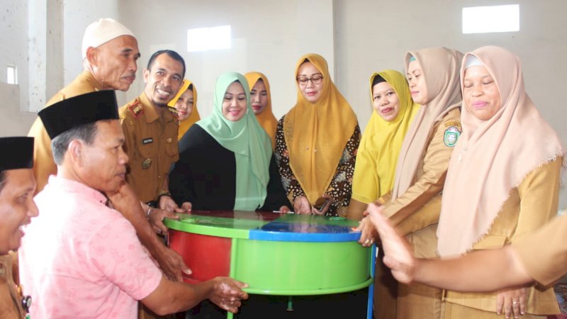 Usai Serahkan Alat Main, Bunda PAUD Parepare Kasih Cincin ke Murid TK