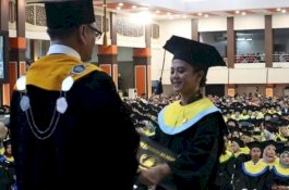 Mengharukan, Meninggal sebelum Wisuda, Gadis Cantik Ini Wakili Wisuda Sang Kakak
