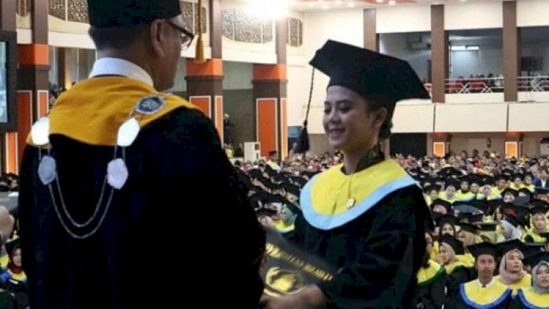 Fane Vandania saat mewaliki sang kakak mengikuti wisuda Universitas Brawijaya Periode VII Tahun Akademik 2019/2020.
