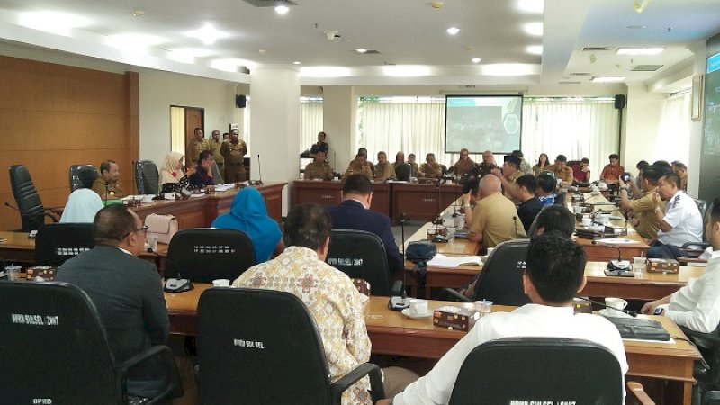 Suasana rapat pokja DPRD Sulsel membahas permohonan hibah aset, Senin (20/1/2020).