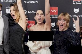 Gaun Artis Ini Melorot di Atas Karpet Merah, Sialnya Tak Pakai Bra