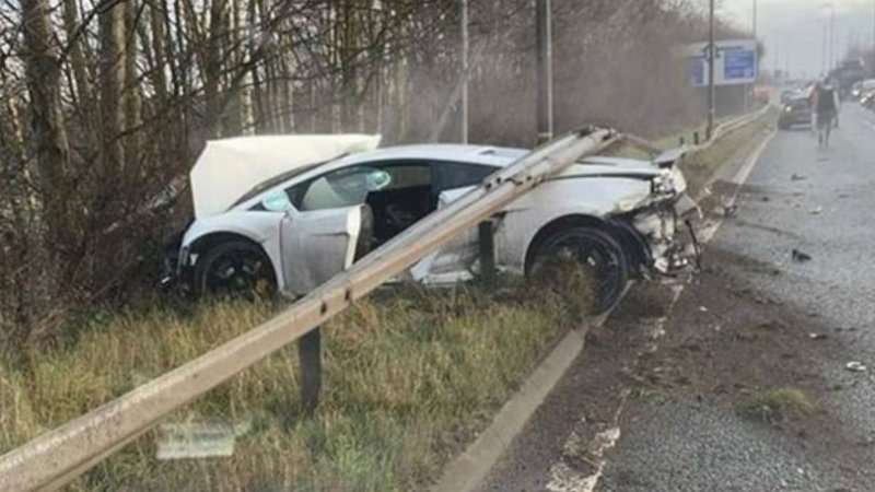 Lamborghini putih Sergio Romero terlibat dalam kecelakaan mobil pada Senin pagi (Gambar: Twitter / UnitedMansion)
