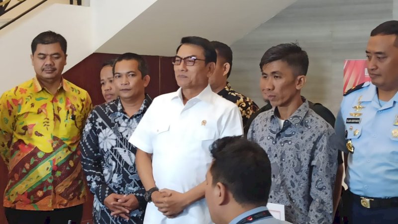  Kepala Staf Kepresidenan Dr Moeldoko bersama Haerul perakit pesawat asal Pinrang, Sulawesi Selatan.(KSP)