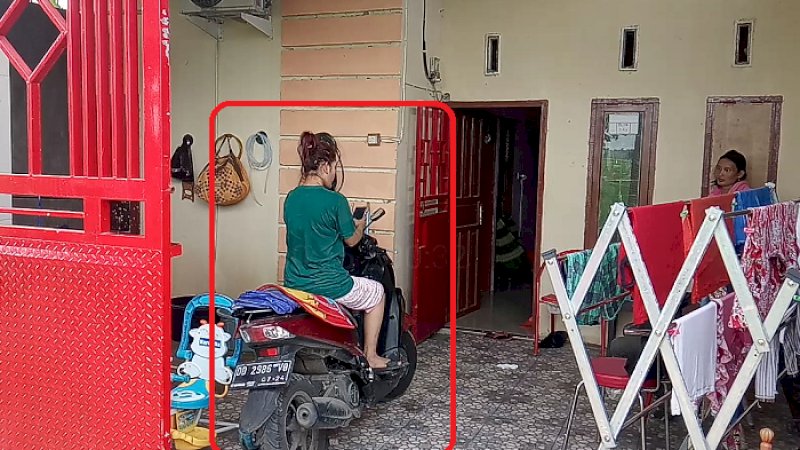 Hilda (dalam kotak) di rumahnya di Perumahan Bajeng Permai.