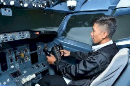 Kenakan Seragam Pilot, Haerul Terbangkan Pesawat Didampingi Vincent Raditya