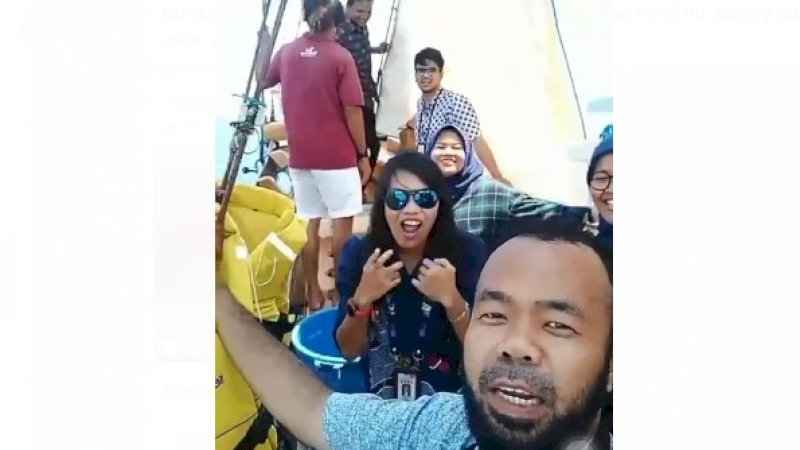 Rombongan wartawan Istana Presiden sempat ngevlog sebelum berangkat.