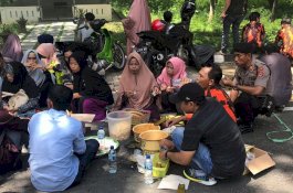 Hentikan Orasi saat Azan Berkumandang, Pedagang Pasar Atapange Makan Buras Bareng Polisi