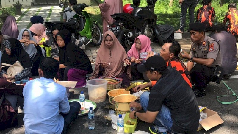 Pedagang Pasar Atapange makan siang bareng polisi usai unjuk rasa ke DPRD Wajo, Selasa (21/1/2020).