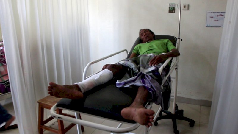 La Gimpe mendapat perawatan di RSUD Andi Makkasau, Parepare usai digigit buaya.