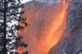 Air Terjun Api Ini Hanya Muncul Sekali 2 Pekan