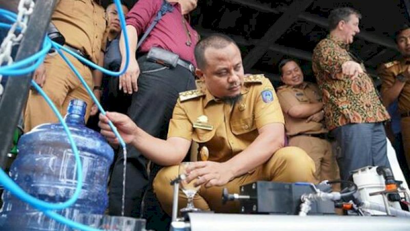 Wagub Sulsel, Andi Sudirman Sulaiman menguji teknologi desalinasi melalui metode photovoltaic-powered reverse osmosis (PVRO).