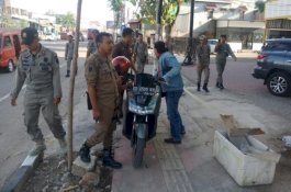 Pengendara dan Pemilik Toko di Gowa Dilabrak Satpol PP