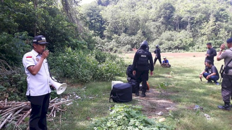 Bimob memusnahkan bom ikan di hutan Desa Wollangi, Bone.