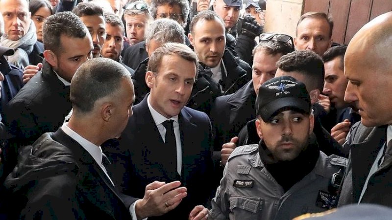 Presiden Prancis, Emmanuel Macron membentak petugas keamanan Israel di St Anne.